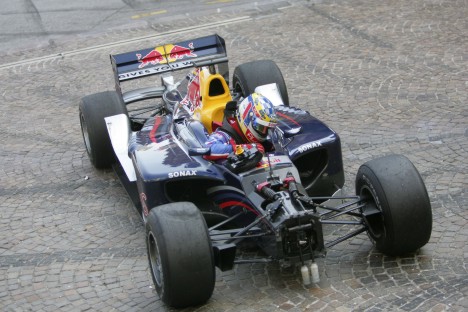 Lapierre kæmper for at komme ud - men læg mærke til at raceren generelt ser umærket ud - undtagen fronten, selvfølgelig!
(Foto: GP2 Series)